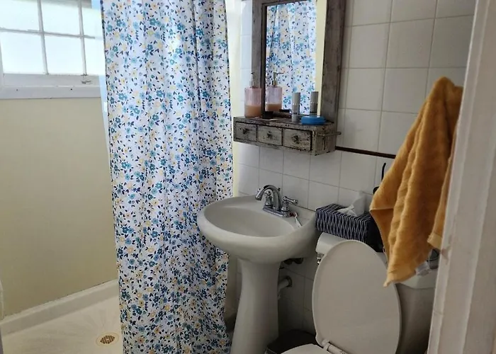 Cute Private Near Historic Square Apartment *
