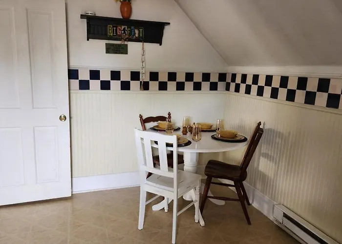 Cute Private Near Historic Square Woodstock