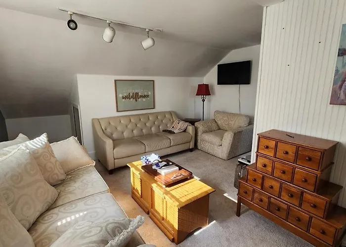 Cute Private Near Historic Square Woodstock